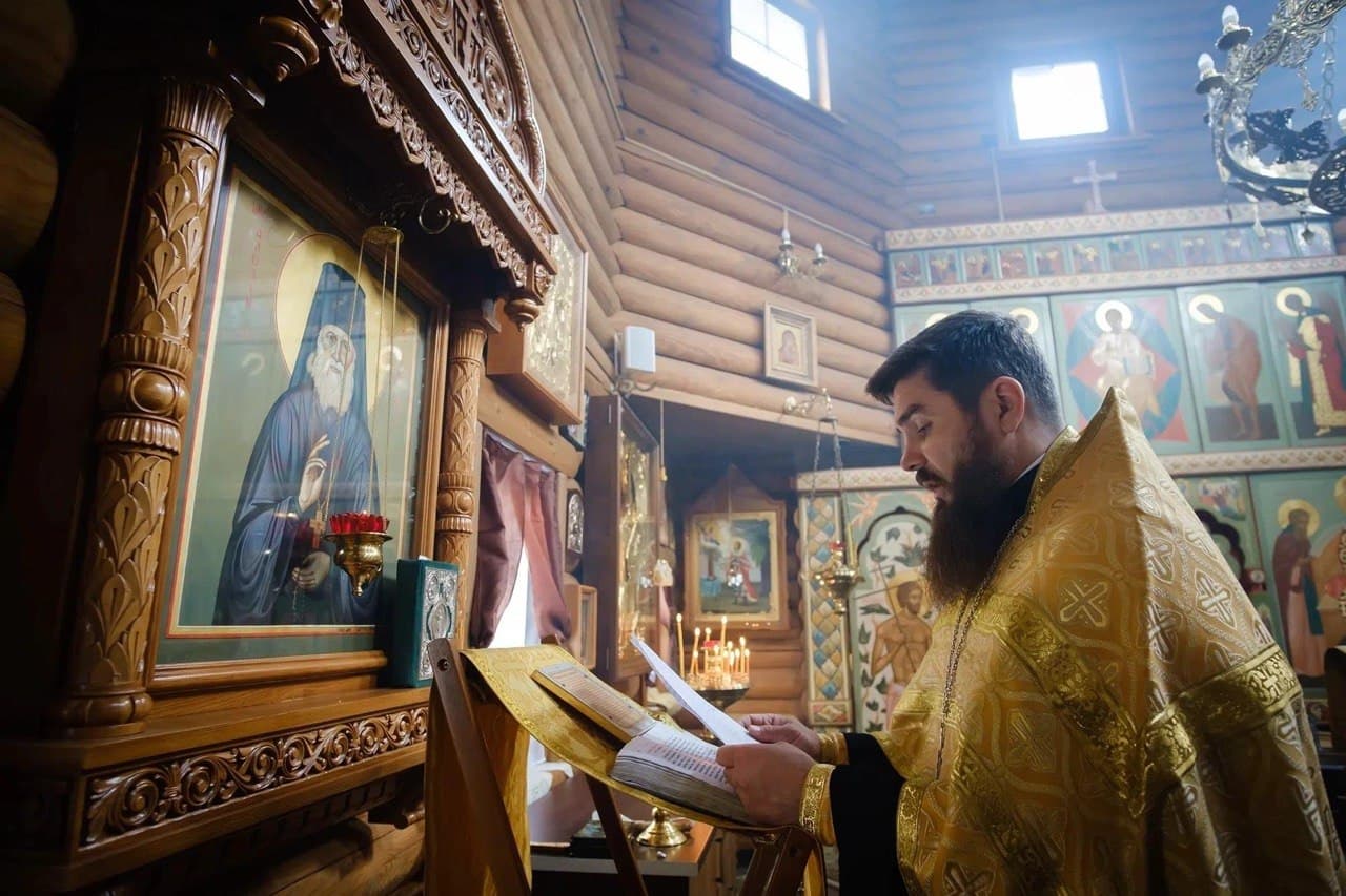 Священник за богослужением в храме
